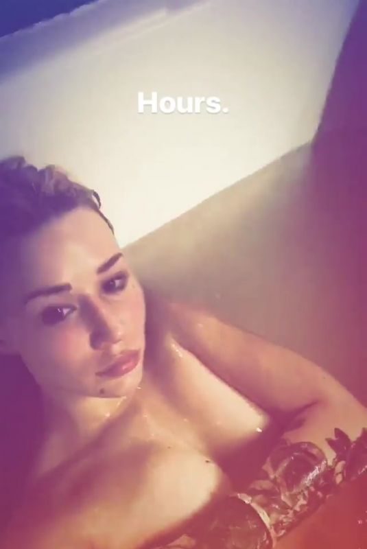 IGGY AZALEA Taking a Tub – Instagram Story