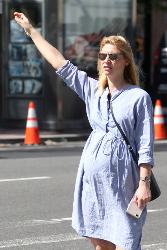 CLAIRE DANES Hailing a Cab in New York 05/02/2018
