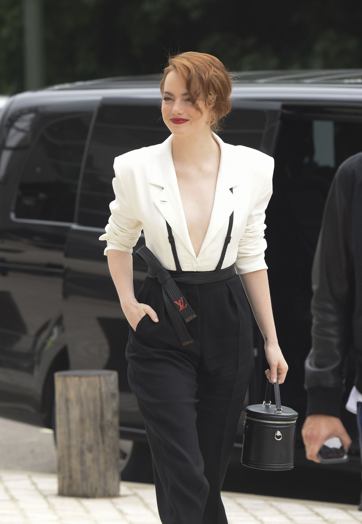 Emma Stone In Louis Vuitton – 2018 Golden Globe Awards