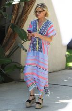 JULIE BOWEN and SOFIA VERGARA on the Set of Modern Family in Brentwood 08/16/2018
