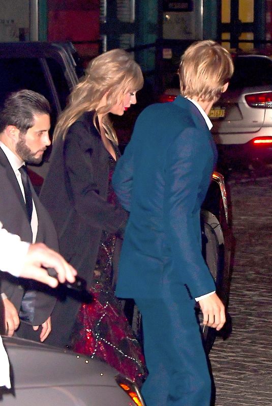 TAYLOR SWIFT Arrives at Her Home in New York 09/29/2018