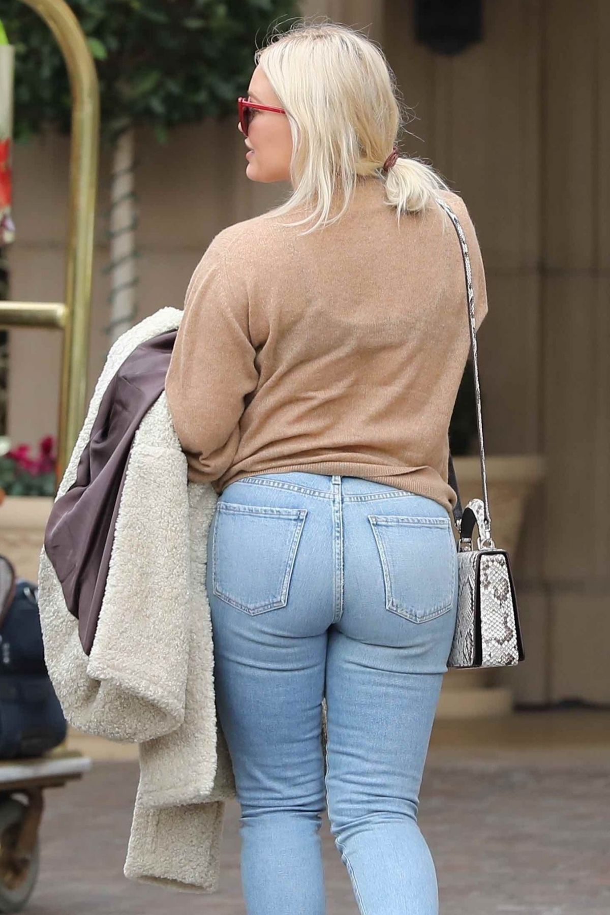 Hilary Duff In Skin Tight Jeans Out In Beverly Hills Hawtcelebs