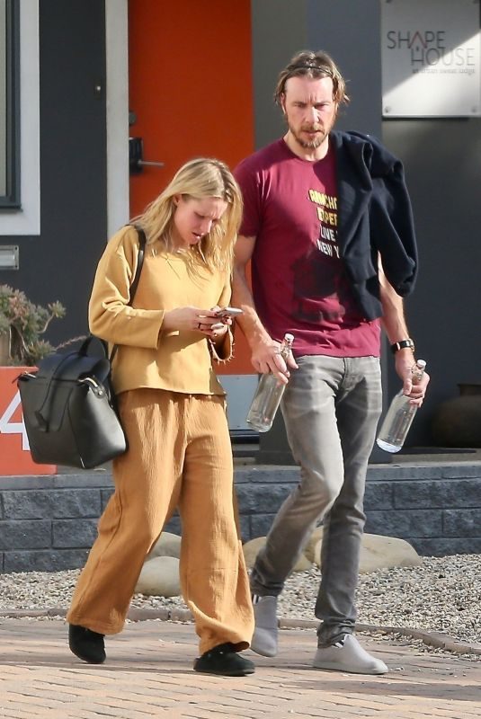 KRISTEN BELL Out and About in Los Angeles 12/30/2018