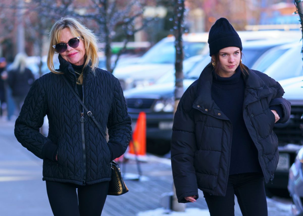MELANIE GRIFFITH and STELLA BANDERAS Out in Aspen 12/23/2018 – HawtCelebs