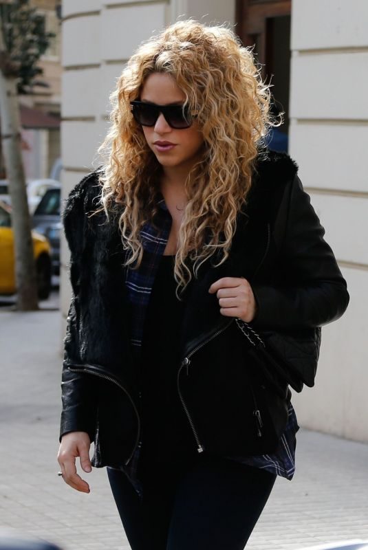SHAKIRA Out for Lunch in Barcelona 12/30/2018