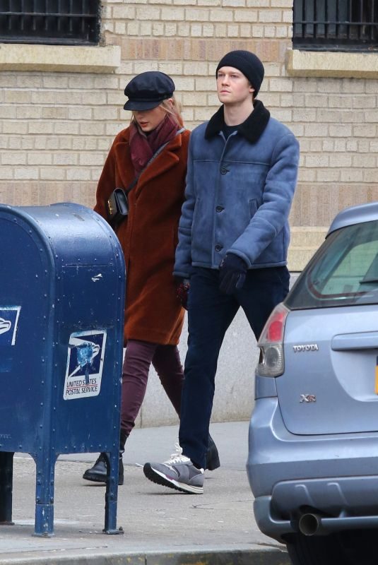 TAYLOR SWIFT and Joe Alwyn Out in New York 12/29/2018