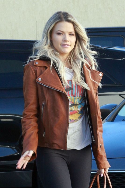 WITNEY CARSON Arrives at a Dance Studio in Los Angeles 12/09/2018