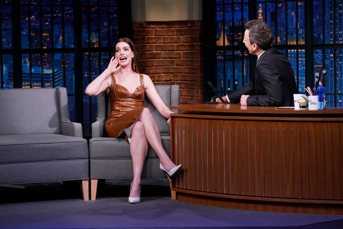 [Image: anne-hathaway-at-late-night-with-seth-me...2019-1.jpg]