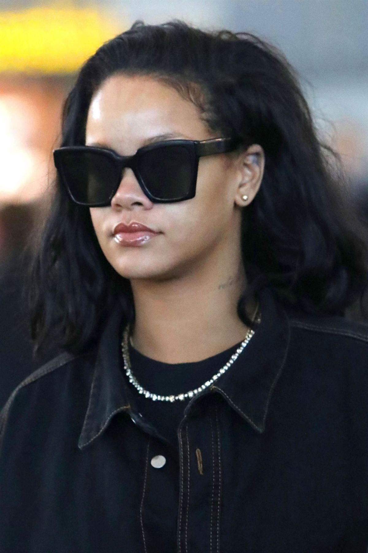 Rihanna at JFK Airport November 18, 2008 – Star Style