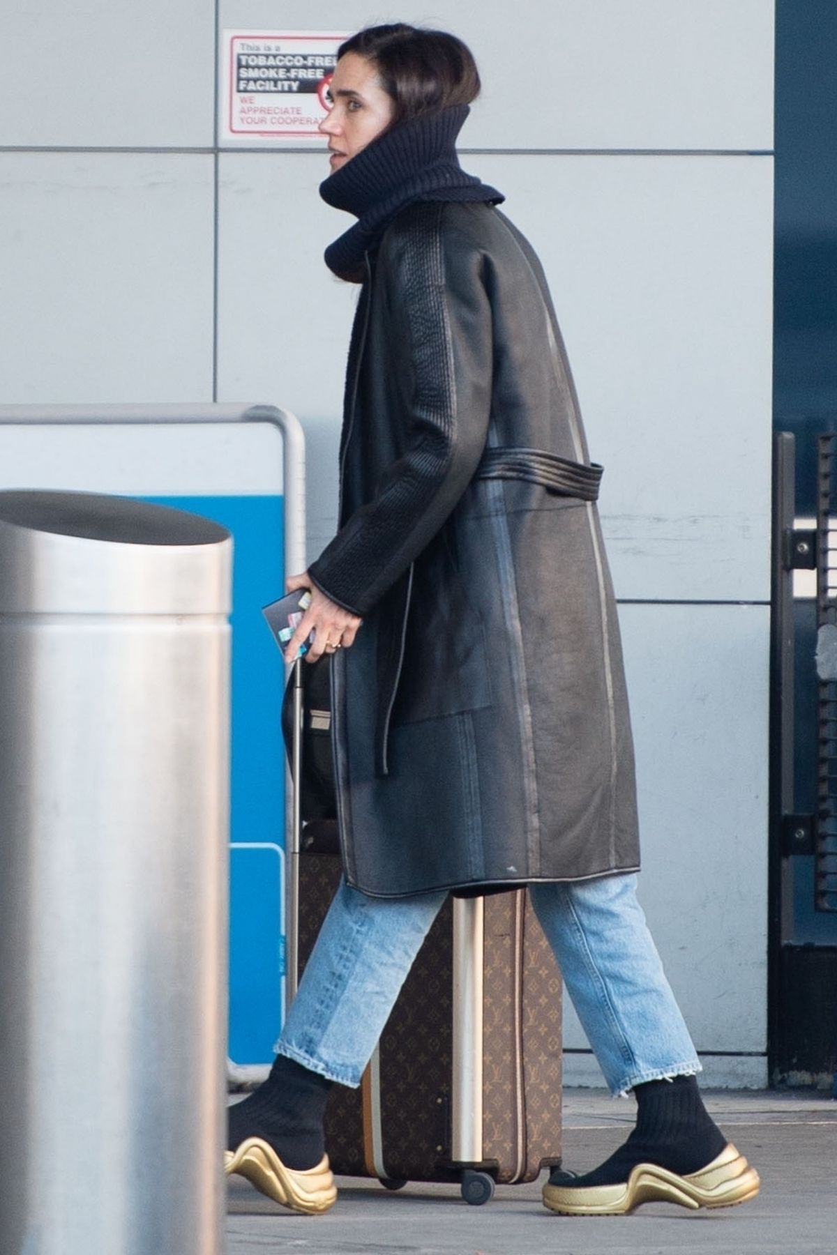 JENNIFER CONNELLY at Airport in Vancouver 04/02/2022 – HawtCelebs
