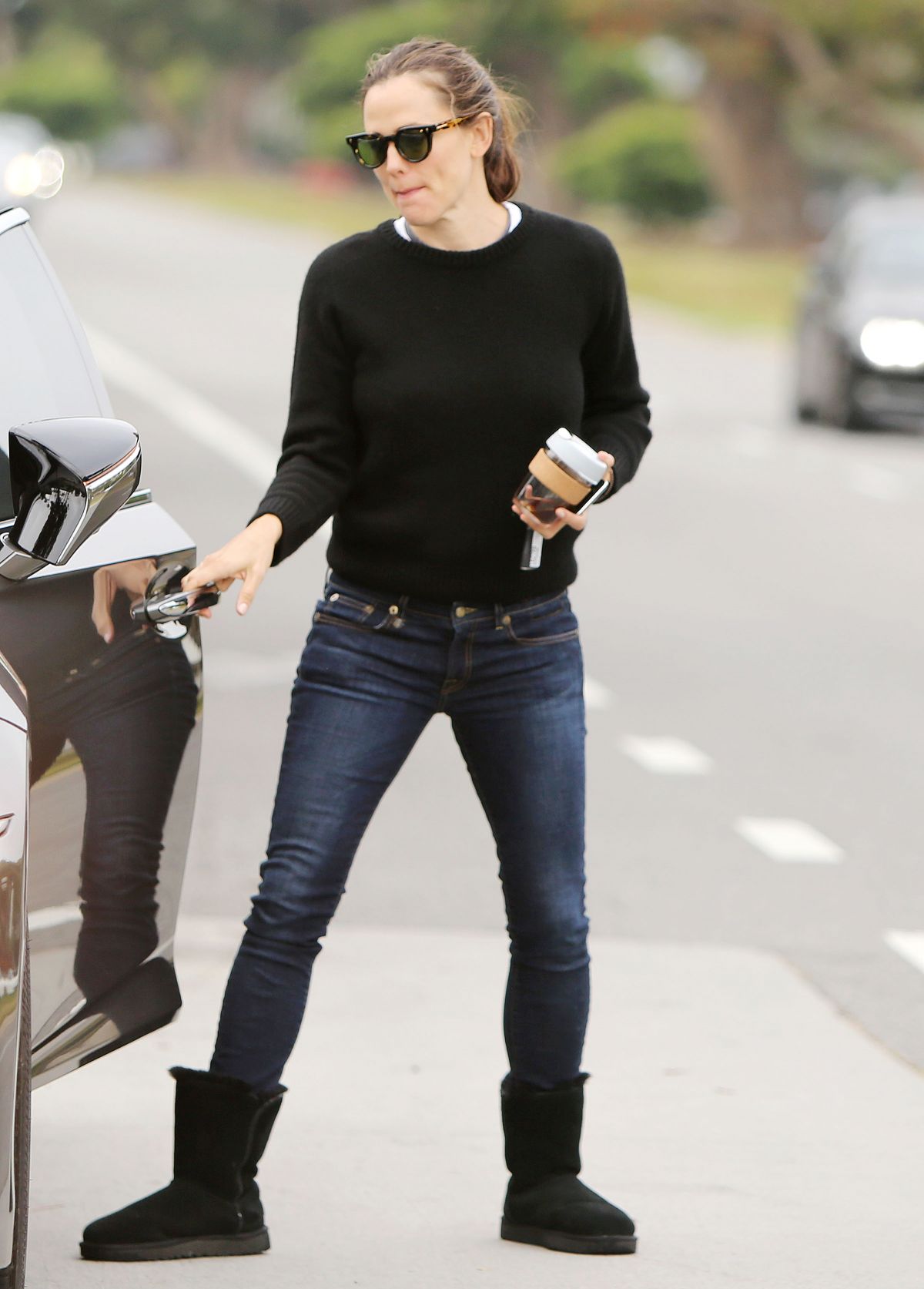 Jennifer Garner Out For Morning Coffee In Santa Monica 04