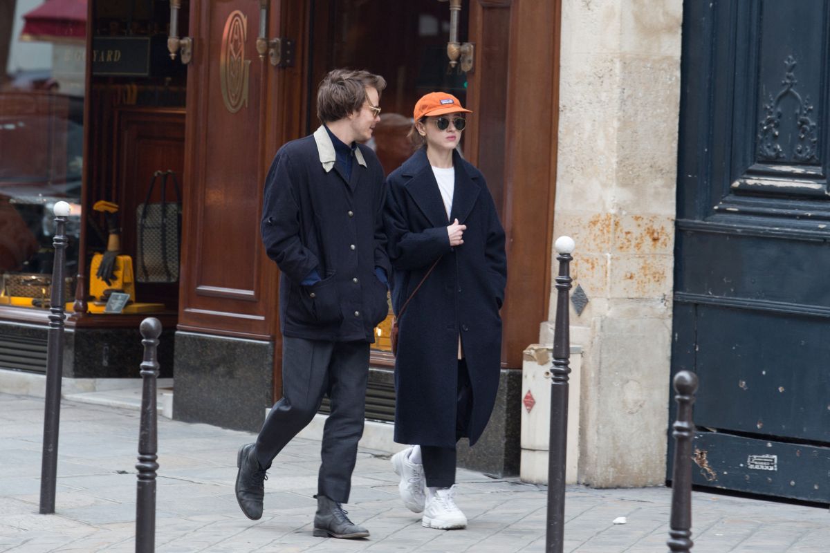 NATALIA DYER and Charlie Heaton Out in Paris 04/10/2019 – HawtCelebs