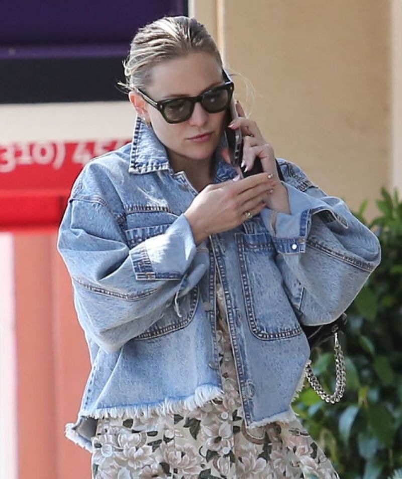 KATE HUDSON Out and About in Los Angeles 05/11/2019 – HawtCelebs