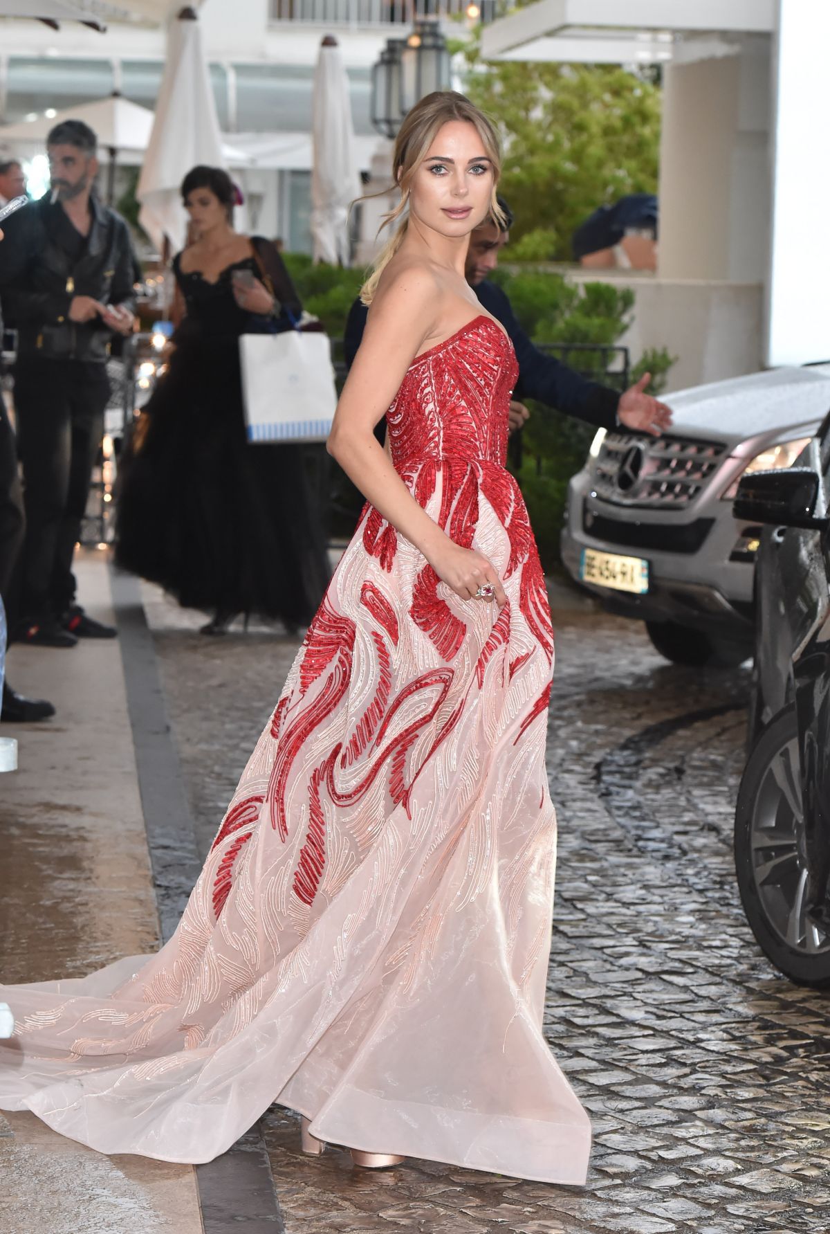 KIMBERLEY GARNER Leaves Her Hotel in Cannes 05/18/2019 – HawtCelebs