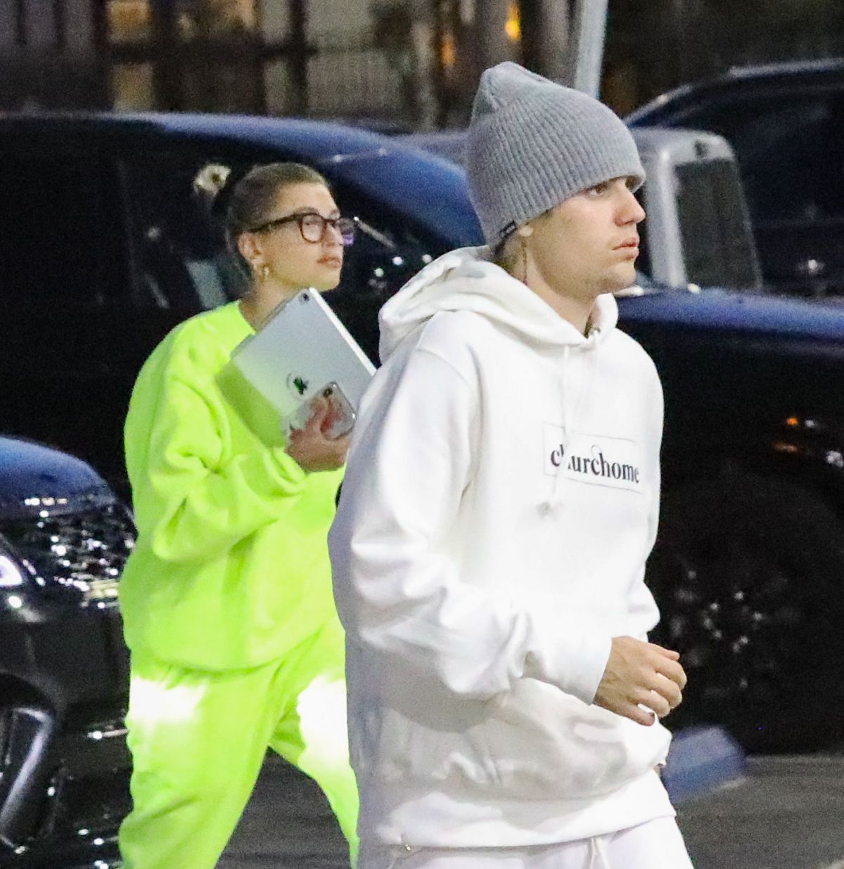 hailey baldwin accompanies justin bieber to a hockey game practice in los  angeles-020719_2