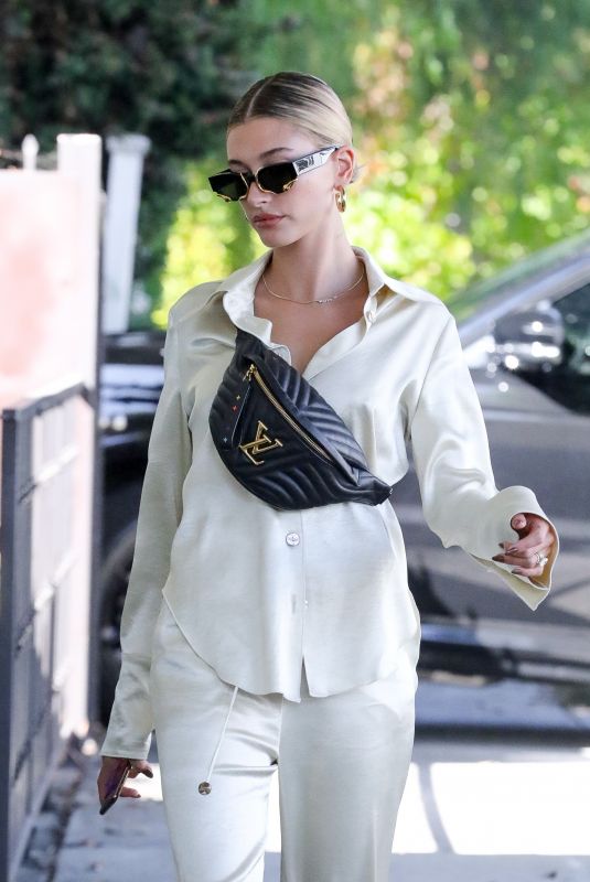 HAILEY BIEBER Out in Los Angeles 10/06/2019 – HawtCelebs