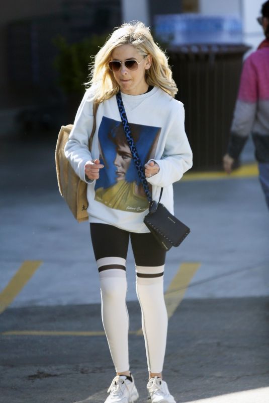 SARAH MICHELLE GELLAR Out Shopping in Brentwood 01/29/2020