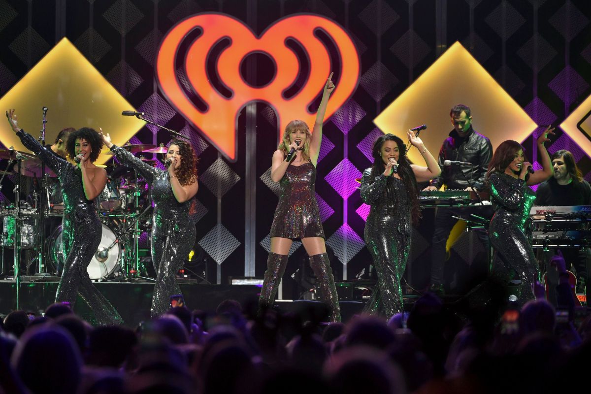 TAYLOR SWIFT Performs at Iheartradio Jingle Ball at Madison Square