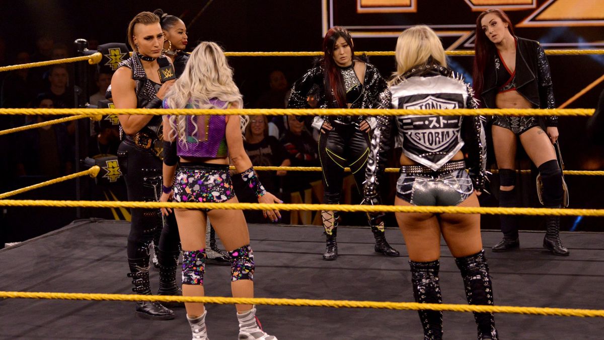 Wwe nxt на русском. Женщины WWE рестлеры NXT. Toni Storm NXT. WWE NXT Пайпер.