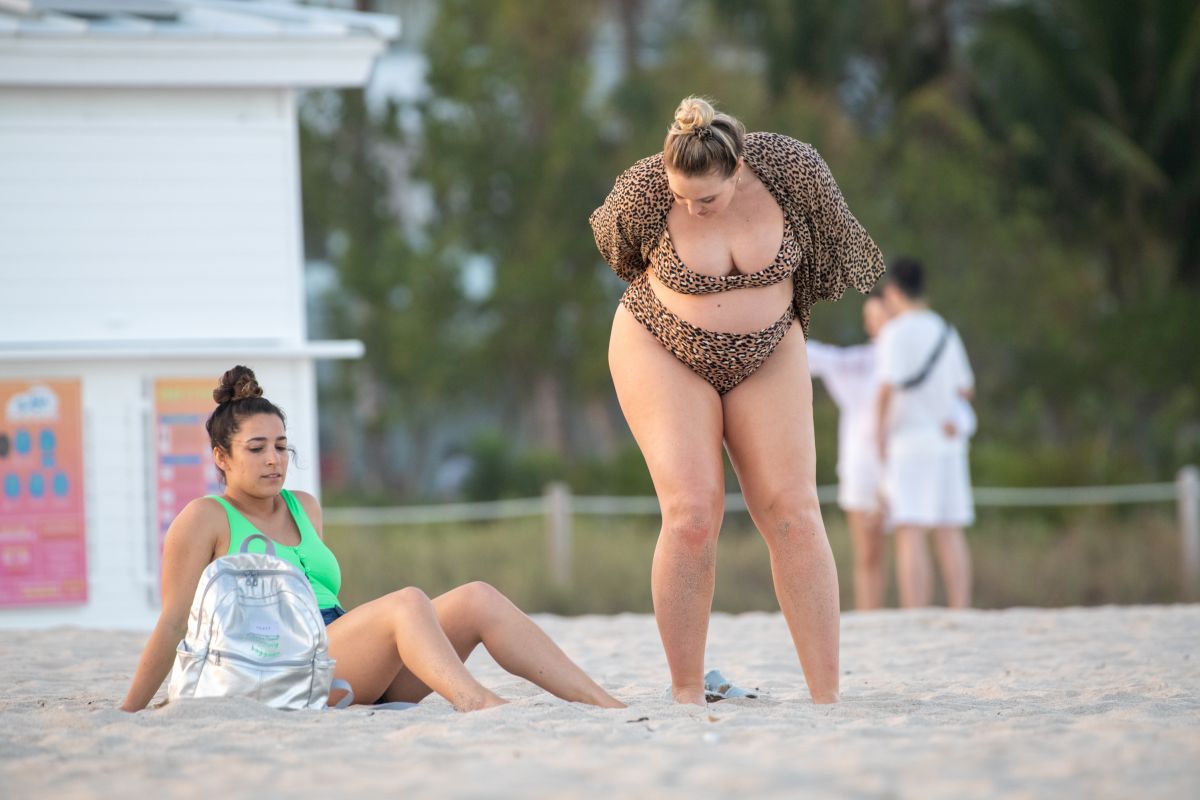 Pregnant Iskra Lawrence In Bikini On The Beach In Miami 02
