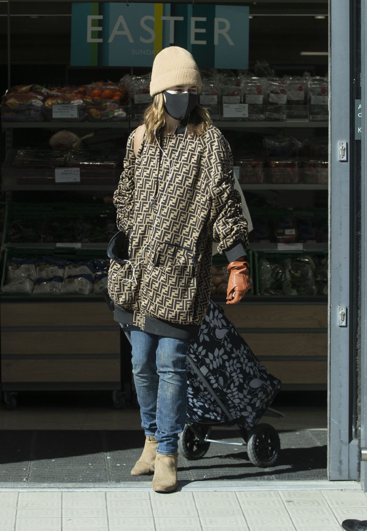 Emilia Clarke Wearing Mask Out Shopping In London 04 07 2020 Hawtcelebs