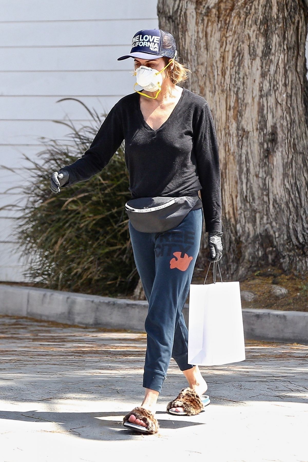 LISA RINNA Wearing Mask at Pressed Juicery in Los Angeles 04/30/2020 ...