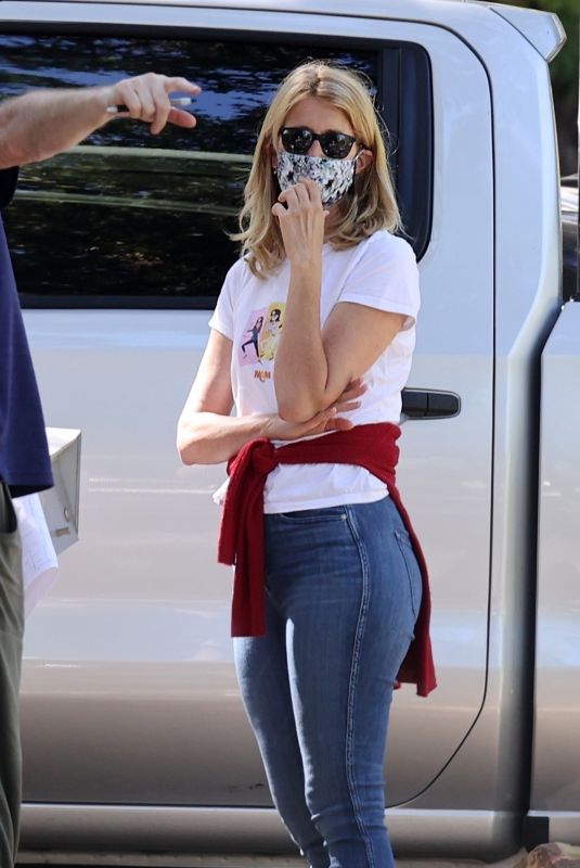 LAURA DERN Outside Her Home in Pacific Palisades 07/07/2020 – HawtCelebs