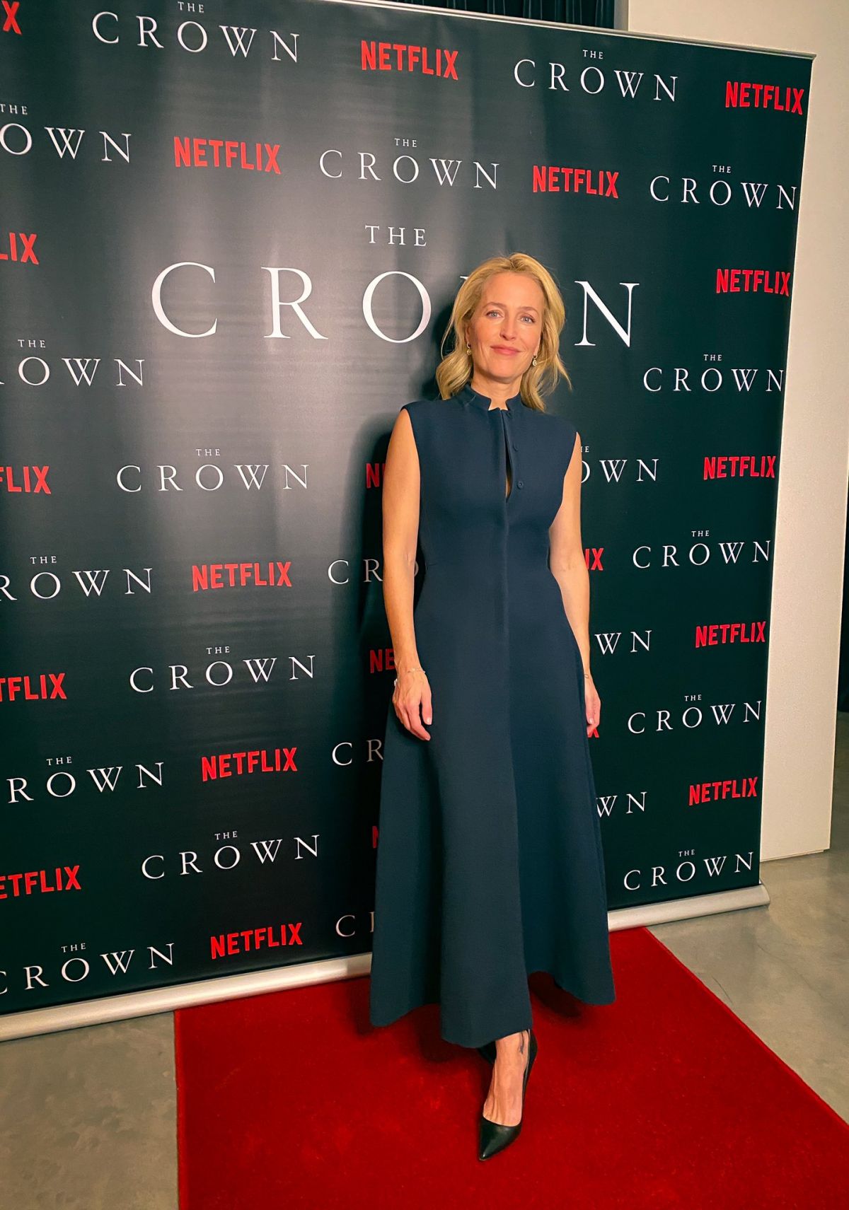 gillian-anderson-at-the-crown-season-4-virtual-premiere-from-his-kitchen-11-12-2020-1.jpg