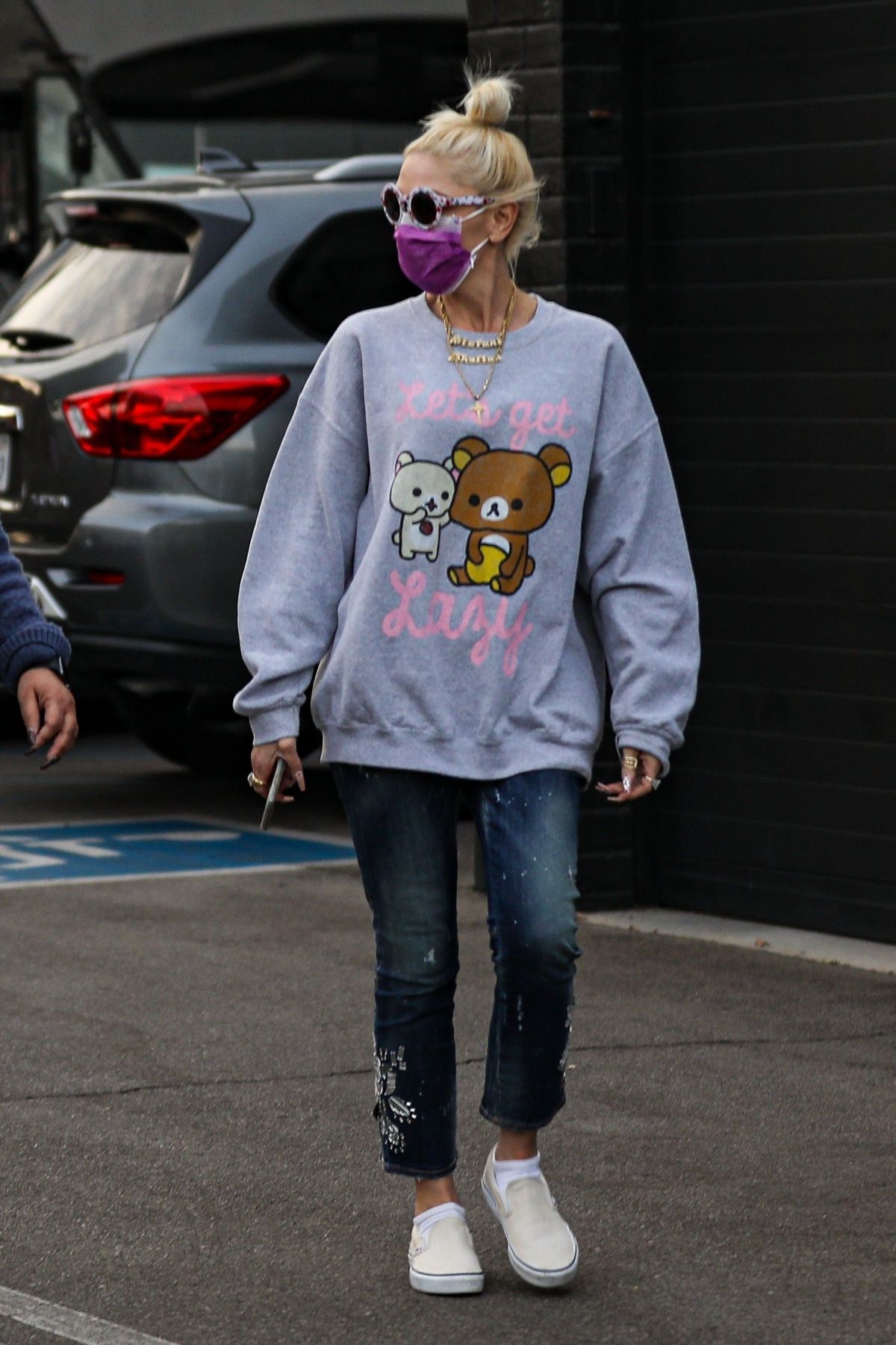 gwen-stefani-shopping-for-at-xiv-karats-in-beverly-hills-11-20-2020-11.jpg