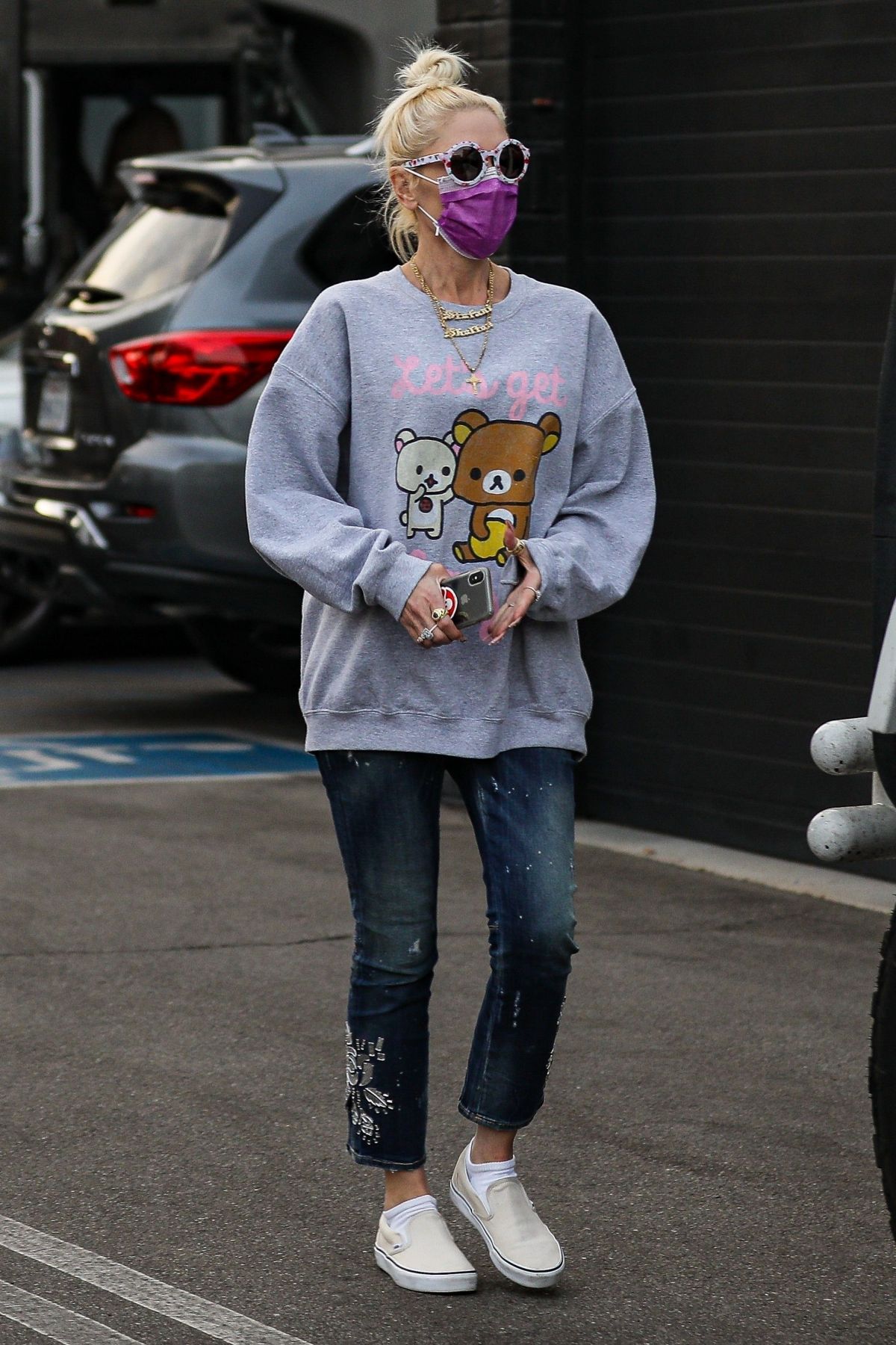 gwen-stefani-shopping-for-at-xiv-karats-in-beverly-hills-11-20-2020-12.jpg