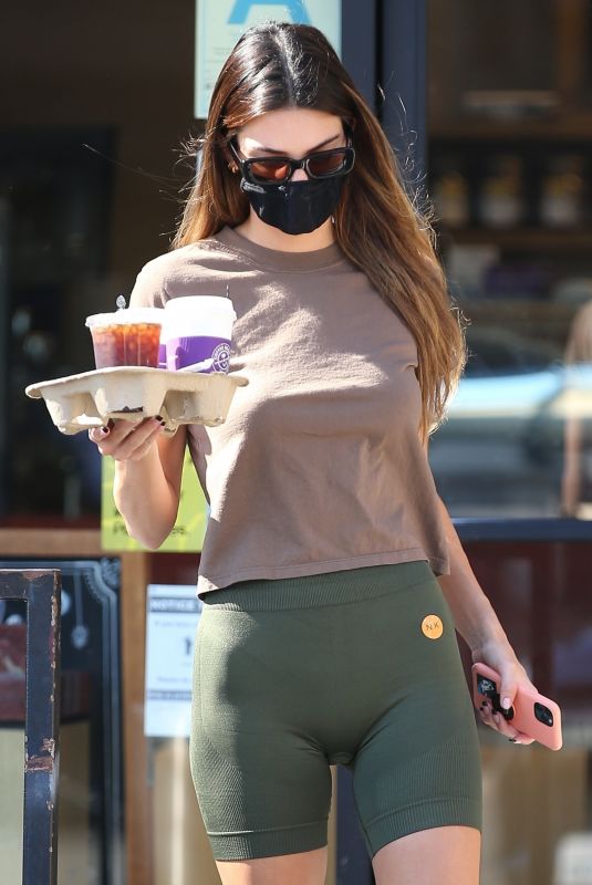 Kendall Jenner looks perfectly trim and toned in mint-coloured sports bra  and leggings | The Sun