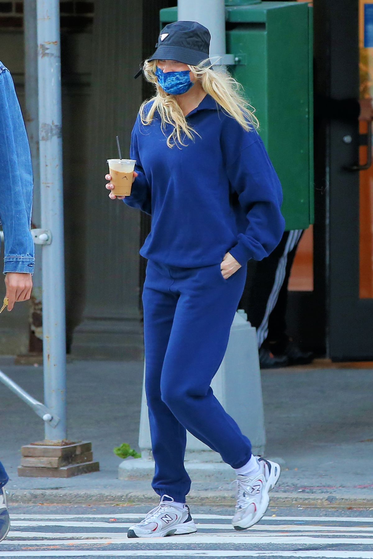 pregnant-elsa-hosk-and-tom-daly-out-for-coffee-in-new-york-11-10-2020-5.jpg