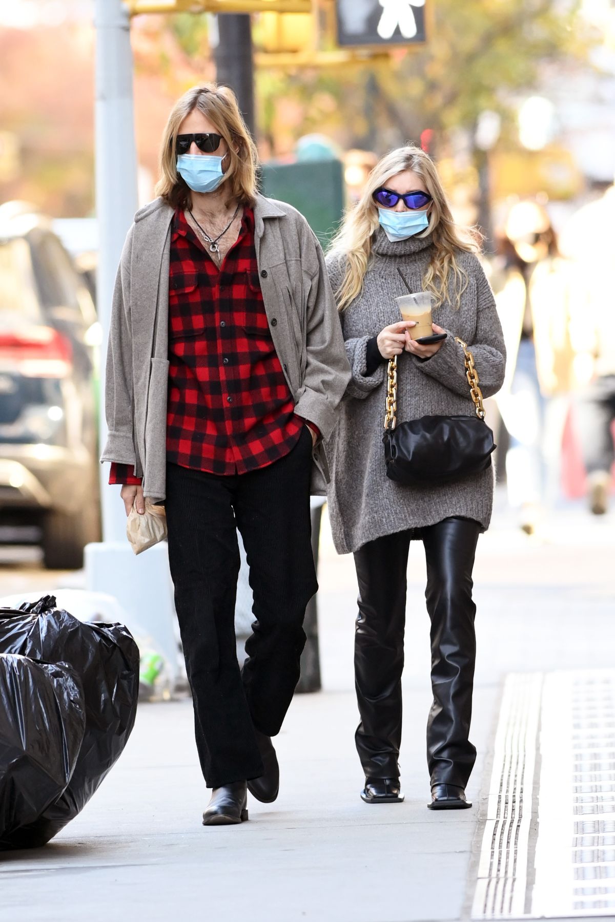 pregnant-elsa-hosk-and-tom-daly-out-in-new-york-11-21-2020-4.jpg