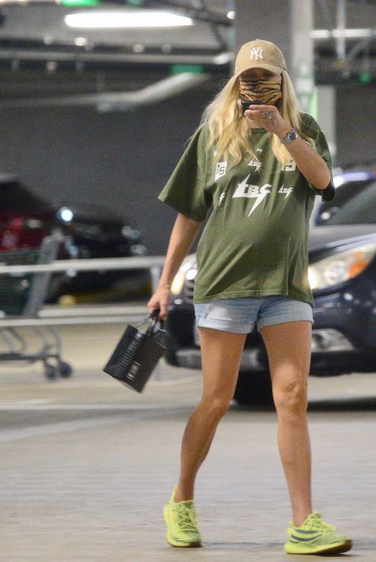 Pregnant JESSICA HART Out Shopping in Los Angeles 11/08/2020