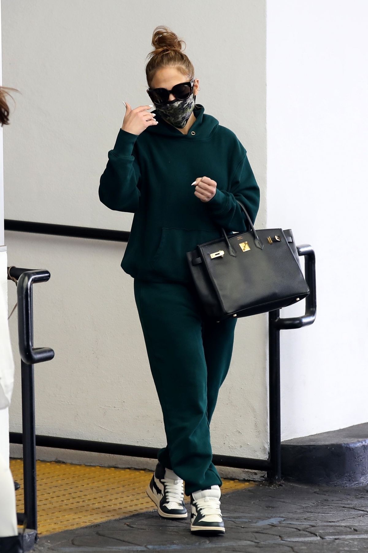 jennifer-lopez-arrives-at-dermatologist-appointment-in-beverly-hills-12-19-2020-5.jpg