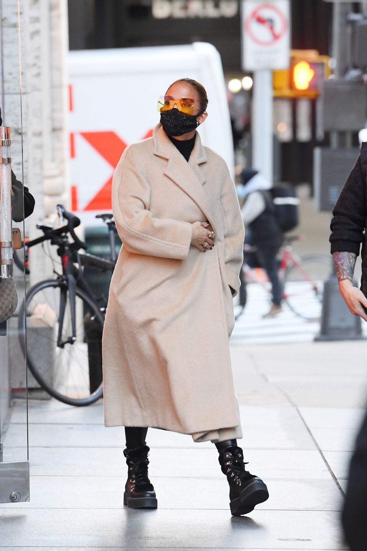 jennifer-lopez-shopping-at-dior-store-in-new-york-12-08-2020-6.jpg