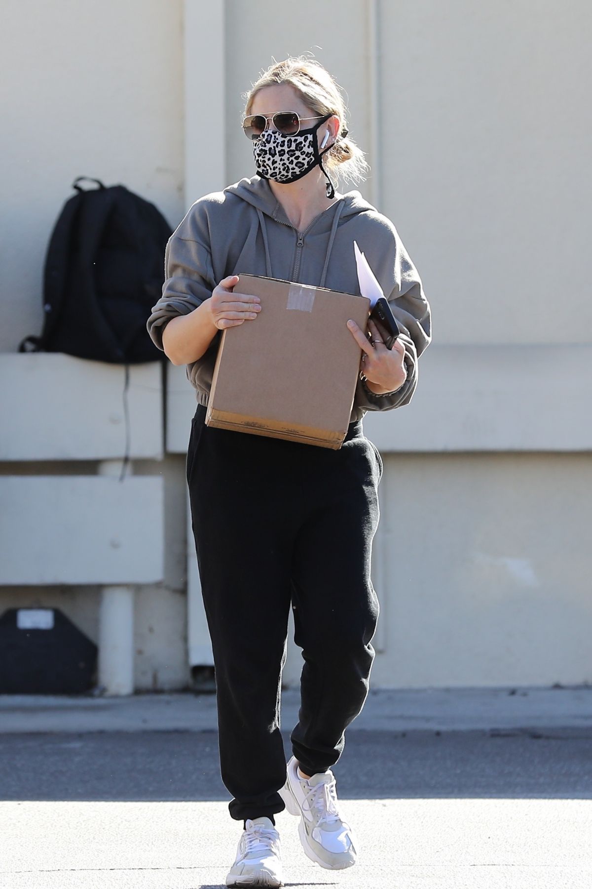SARAH MICHELLE GELLAR Pick Up Mail and Packages in Brentwood 12/19/2020 ...