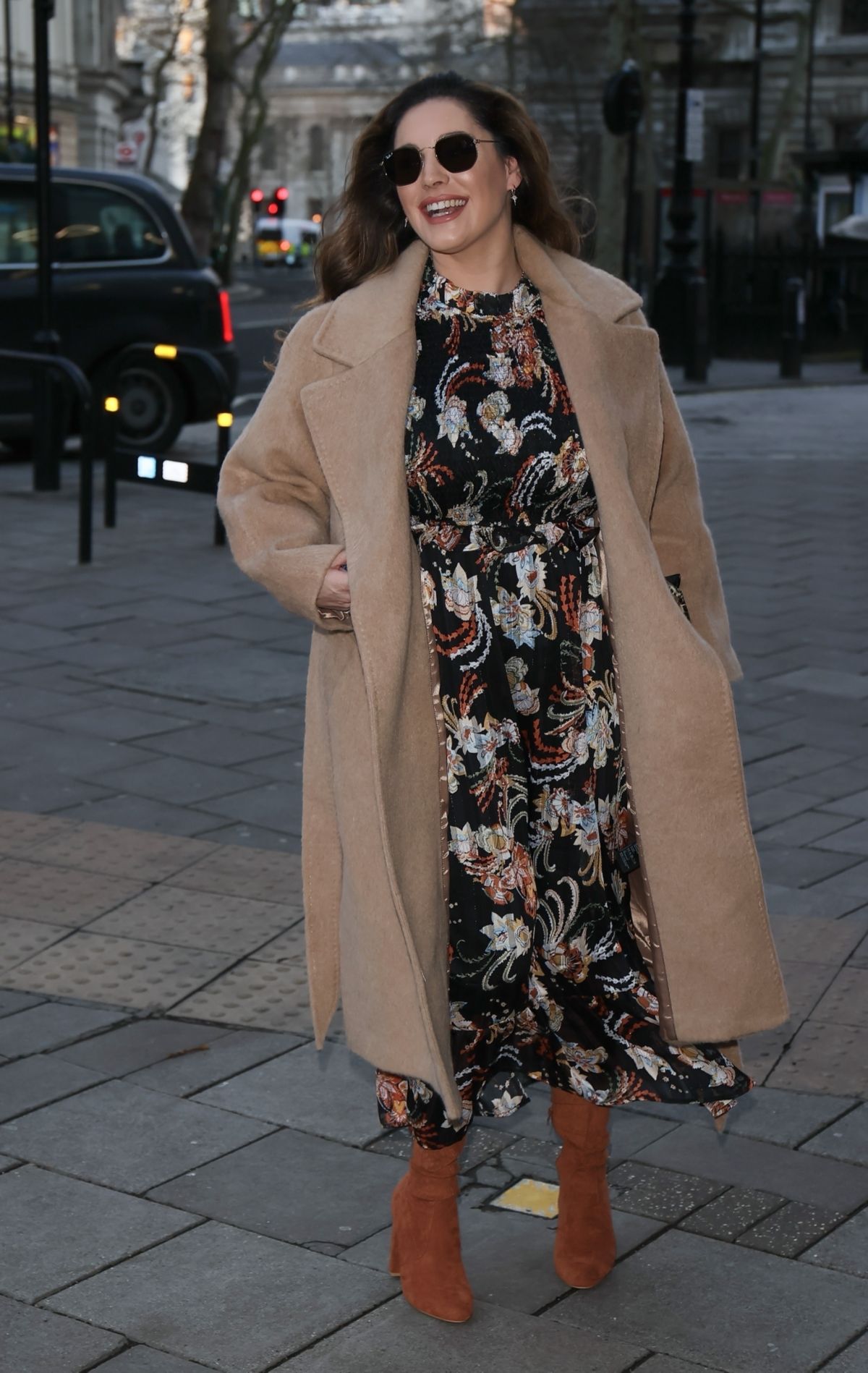 kelly-brook-arrives-at-heart-radio-in-london-01-06-2021-5.jpg