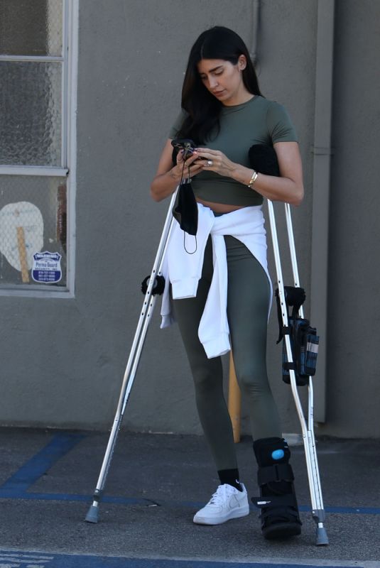 NICOLE WILLIAMS Leaves a Physical Therapy Clinic in West Hollywood 01/21/2021