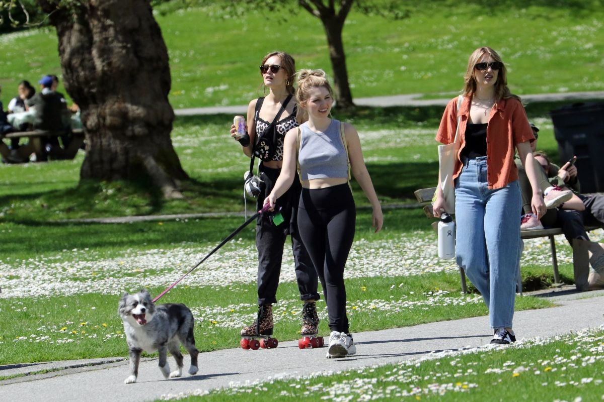 ella-purnell-sammi-hanratty-and-sophie-nelisse-out-in-vancouver-05-01-2021-2.jpg