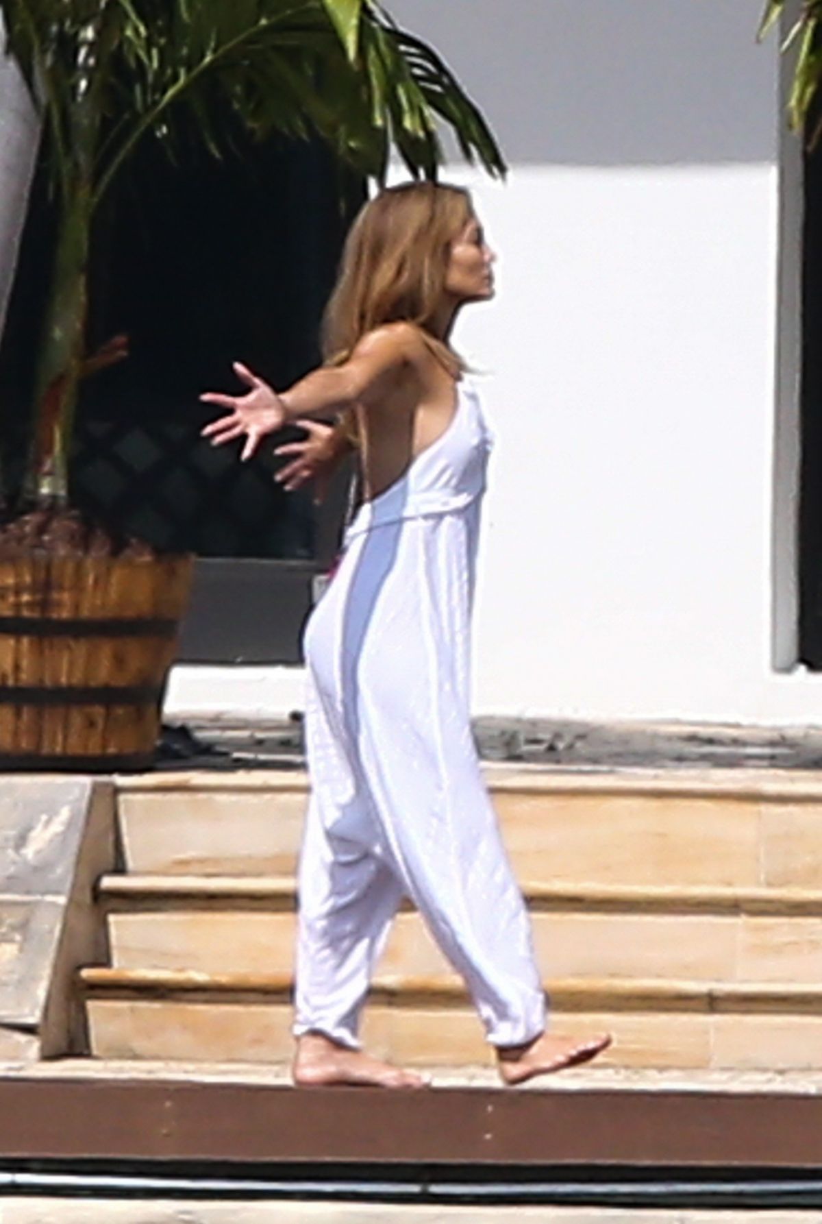 JENNIFER LOPEZ Stretches at Waterfront in Miami 05/25/2021 – HawtCelebs