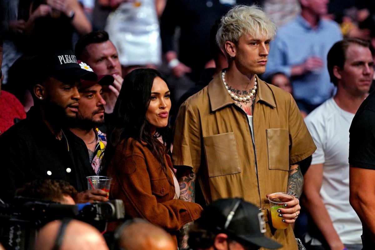 Megan Fox And Machine Gun Kelly At The Ufc 261 04242021 Hawtcelebs 3468