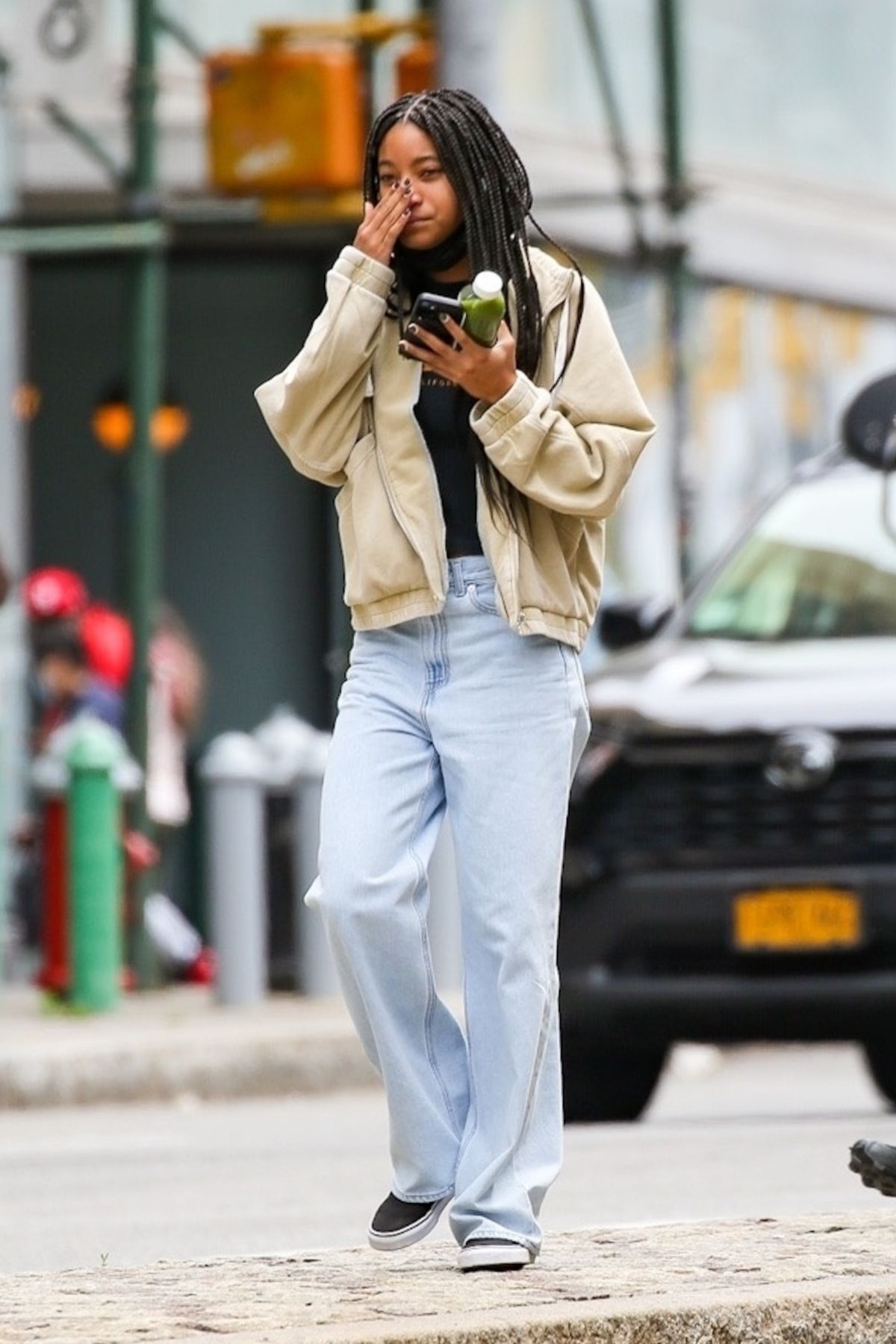 WILLOW SMITH Chatting on Phone in New York 05/24/2021 – HawtCelebs