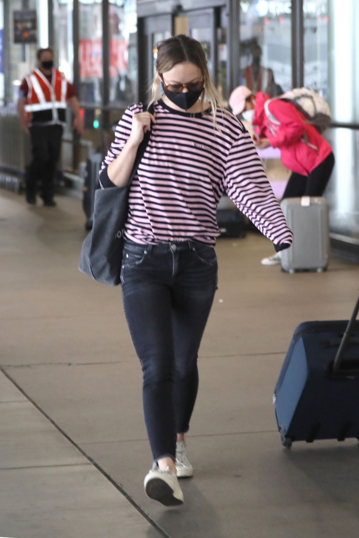 OLIVIA WILDE Arrives at LAX Airport in Los Angeles 06/20/2021 – HawtCelebs