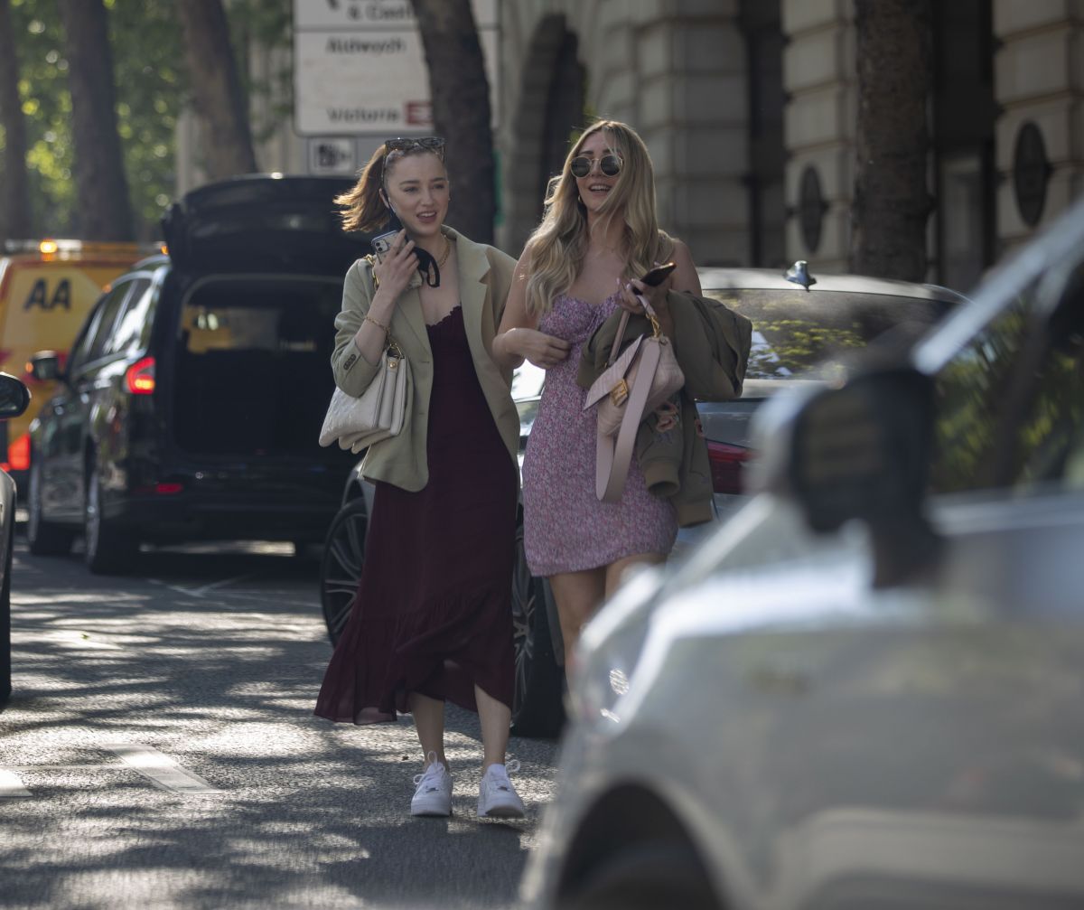 phoebe-dynevor-out-with-a-friend-in-london-05-30-2021-6.jpg