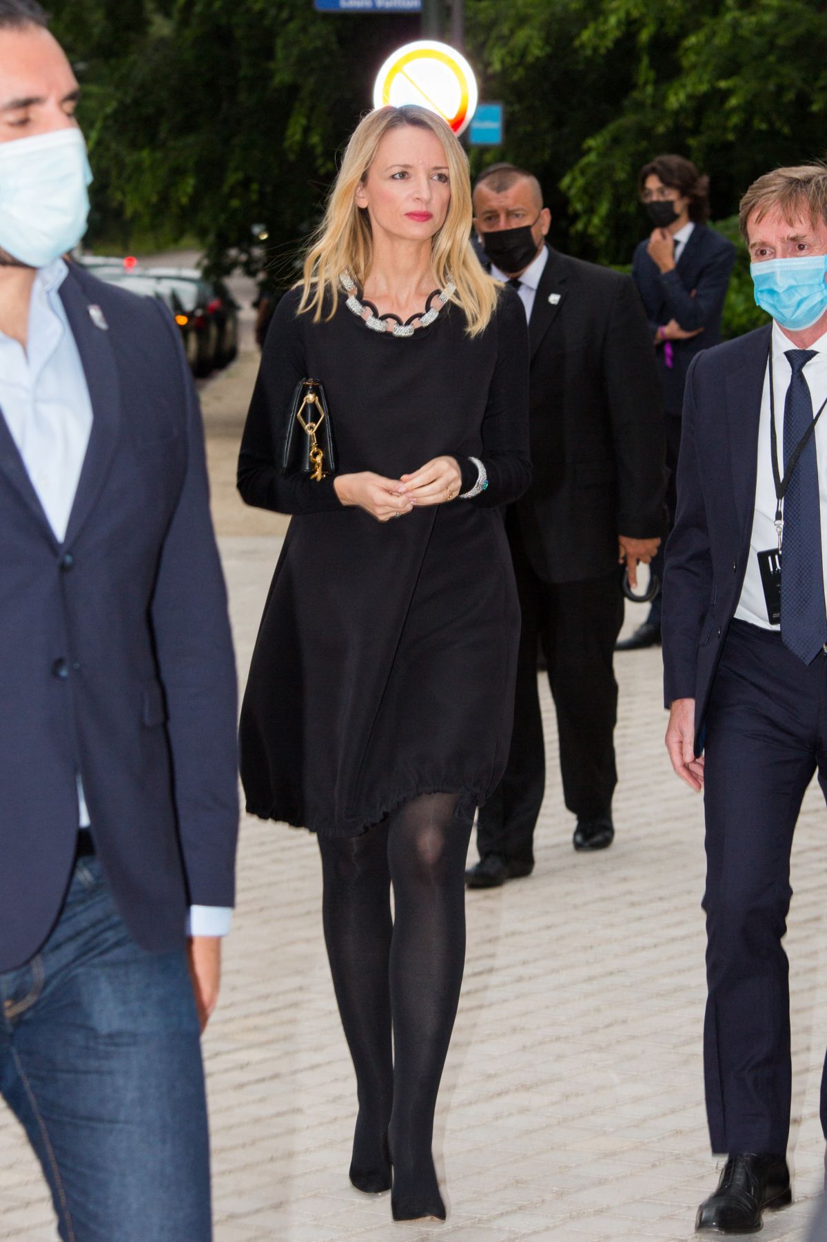 Photo : Delphine Arnault arrive à la Fondation Louis Vuitton pour assister  au dîner de lancement des Parfums Louis Vuitton (Stellar Times, Cosmetic  Cloud, Dancing Blossom, Rhapsody et Symphony). Paris, le 5