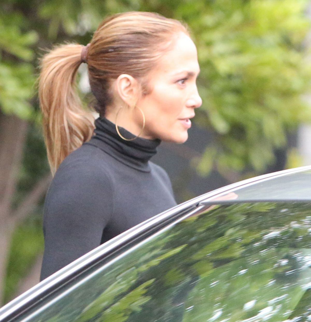 JENNIFER LOPEZ and Ben Affleck Kissing in Front of Ben’s House in ...