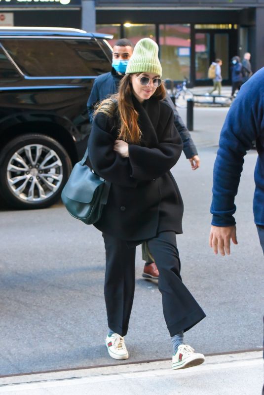 Dakota Johnson Arrives At Her Hotel In New York 11292021 Hawtcelebs 