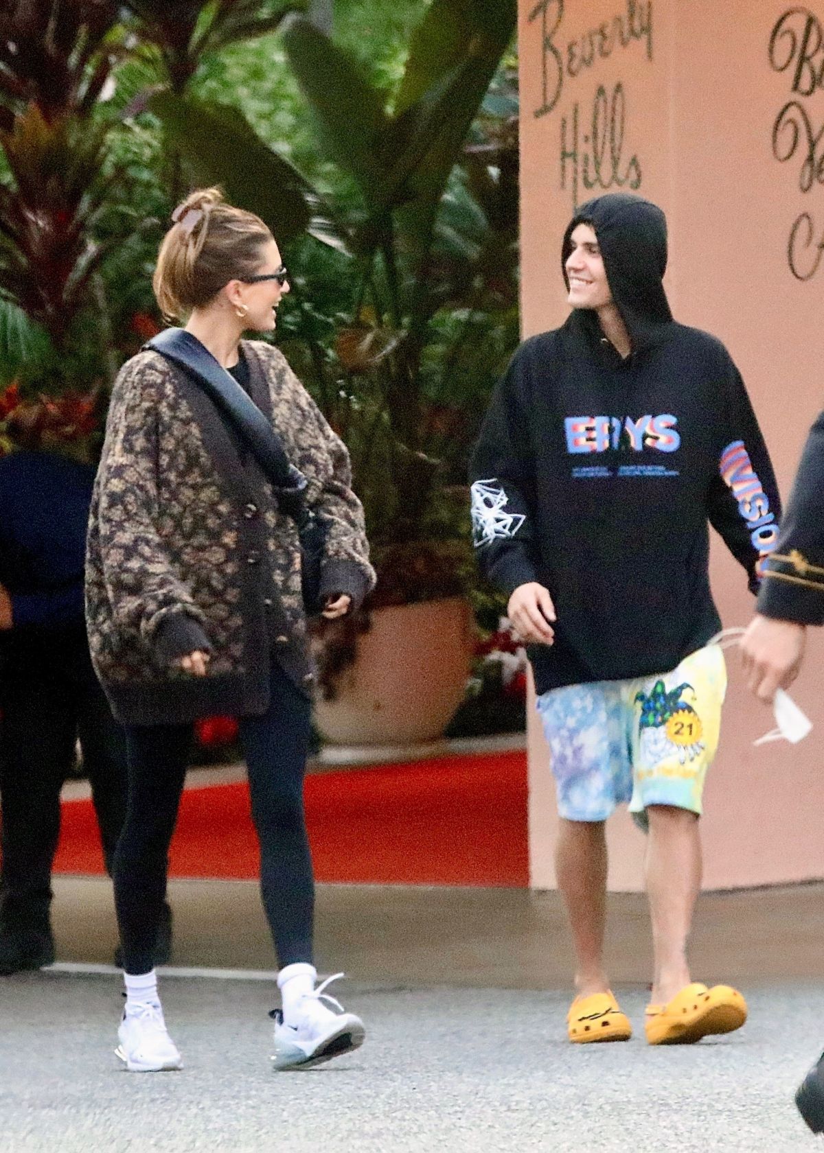 HAILEY and Justin BIEBER Out for Dinner Date at Beverly Hills Hotel 11 ...