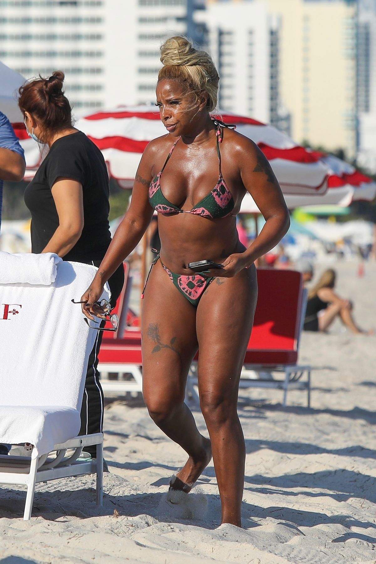 Mary J Blige In Bikini At A Beach In Miami 12102021 Hawtcelebs